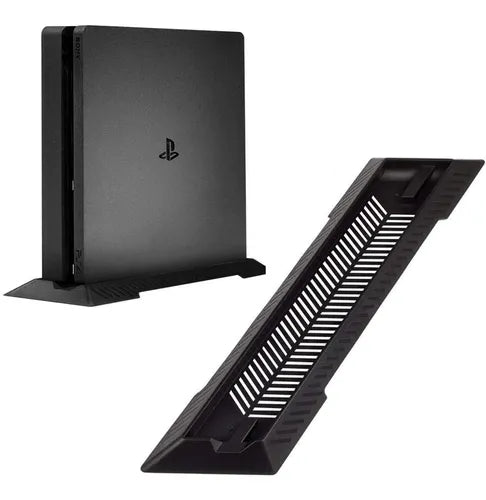 Un SOPORTE VERTICAL PS4 sostiene una consola PlayStation negra en posición vertical, con un primer plano del soporte angulado y ventilado situado junto a ella.