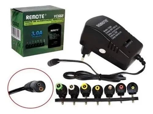 CARGADOR UNIVERSAL 12V incluye una unidad adaptadora negra, una caja con la etiqueta REMOTE YC668 y múltiples conectores intercambiables dispuestos en fila.