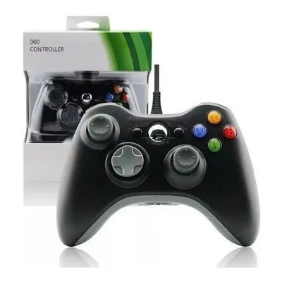 El JOYSTICK XBOX 360 CON CABLE GENÉRICO, un mando con cable negro con botones de colores y sticks analógicos duales, se muestra delante de su embalaje mostrando el mismo mando.