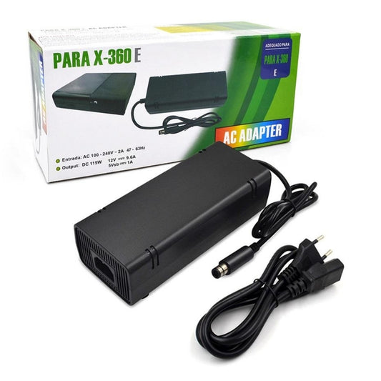 Se muestra un adaptador de CA negro con cable de alimentación, etiquetado FUENTE XBOX 360, delante de su embalaje, que muestra una imagen del adaptador y sus especificaciones técnicas.