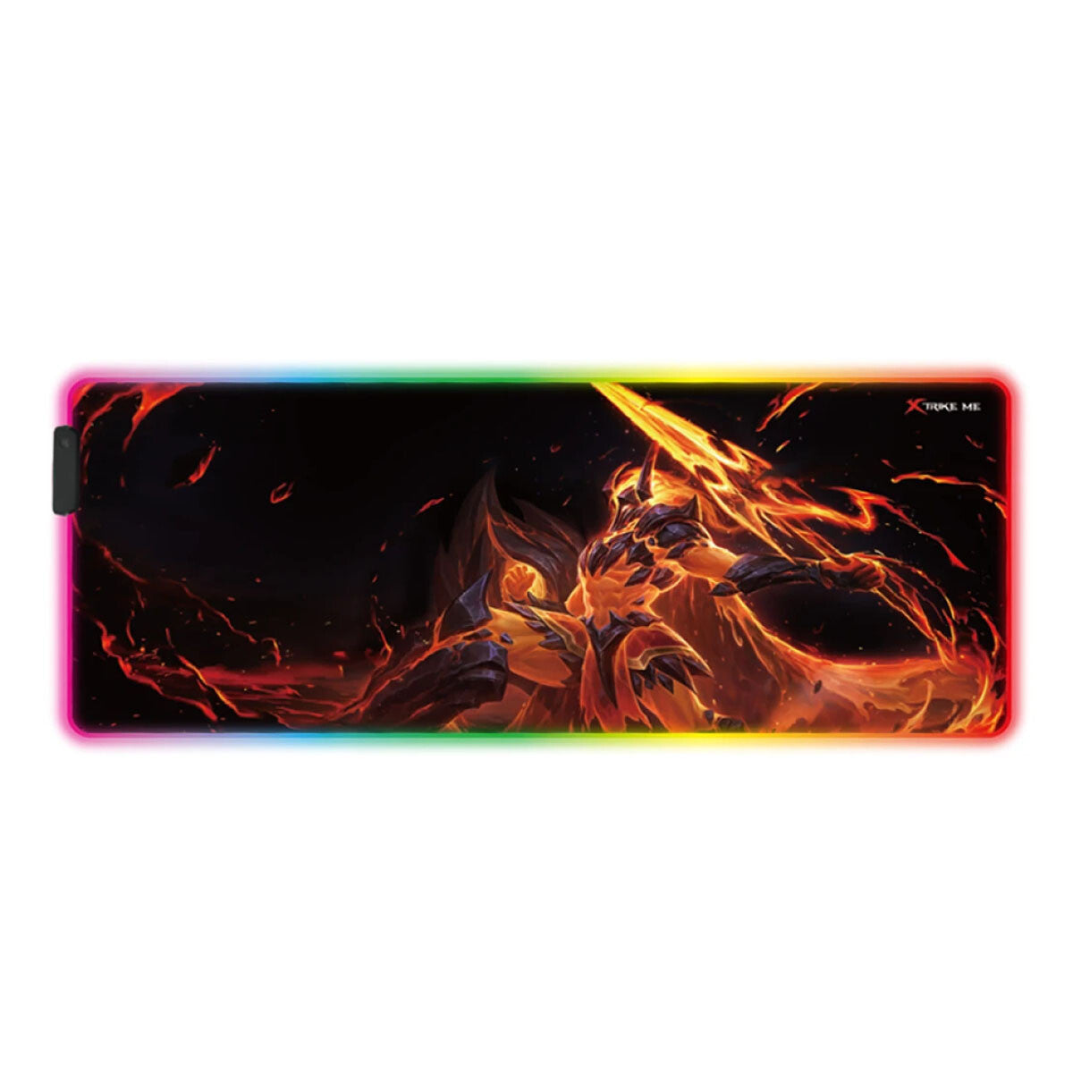 La MOUSE PAD MP 605 es una alfombrilla de ratón para juegos RGB de gran tamaño con bordes iluminados, que muestra una vibrante ilustración de un guerrero con armadura llameante blandiendo una espada de fuego entre ascuas incandescentes en un diseño rectangular.