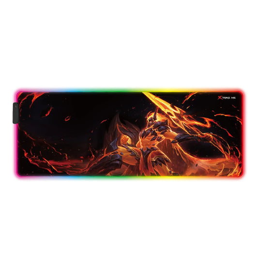 La MOUSE PAD MP 605 es una alfombrilla de ratón para juegos RGB de gran tamaño con bordes iluminados, que muestra una vibrante ilustración de un guerrero con armadura llameante blandiendo una espada de fuego entre ascuas incandescentes en un diseño rectangular.