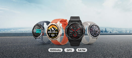 Cuatro RELOJ GS ACTIVE MIBRO smartwatches en varios colores de banda se muestran en una carretera de la ciudad. El texto muestra sus características: 1000 nits de brillo, GPS integrado y resistencia al agua de 5ATM.