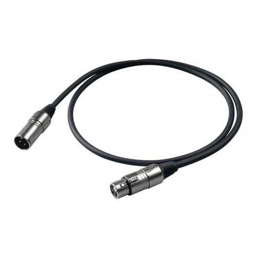 CABLE PARA MICROFONO, negro, con un conector XLR macho en un extremo y un conector XLR hembra en el otro, enrollado en un bucle suelto sobre fondo blanco.