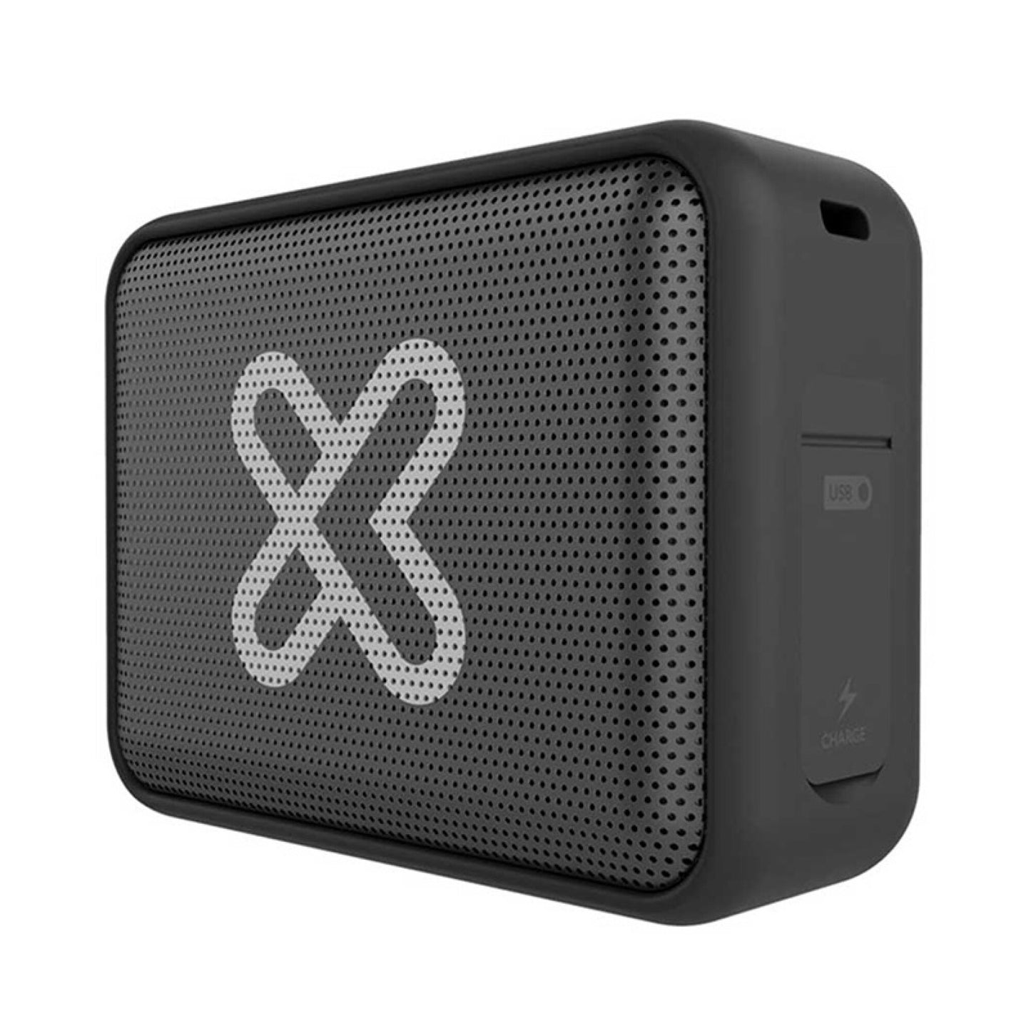 El PARLANTE NITRO es un altavoz Bluetooth portátil de color negro con una rejilla frontal perforada con un diseño abstracto de una X blanca y un panel lateral con un puerto de carga USB cubierto.