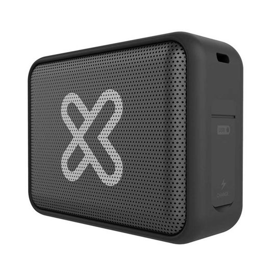 El PARLANTE NITRO es un altavoz Bluetooth portátil de color negro con una rejilla frontal perforada con un diseño abstracto de una X blanca y un panel lateral con un puerto de carga USB cubierto.